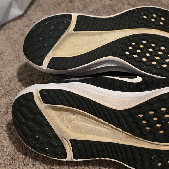 Nike Mens Size 9.5 Athletic Black shoes - Picture 3 of 4